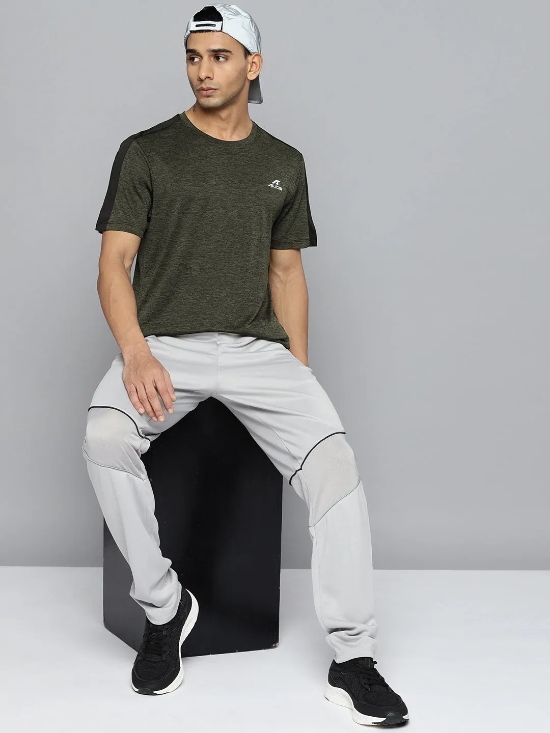 Alcis Men Olive Green Solid Slim Fit T-shirt